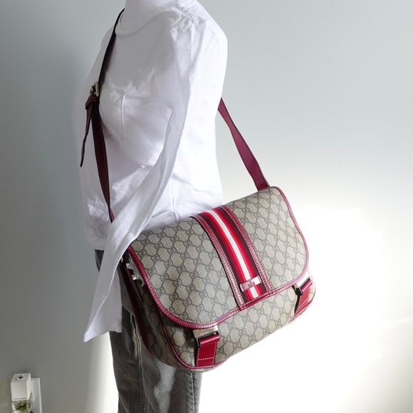 Gucci | Vintage Supreme Messenger Crossbody Flap Bag - Picture 3 of 8